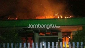 Rumah Terbakar Tengah Malam, Warga Jalan Bupati R Soedirman Jombang Panik