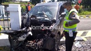 Minibus Tersambar Kereta Api di Perlintasan Tak Berpalang Pintu Peterongan