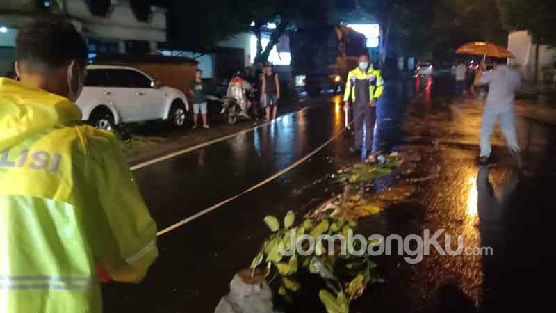 Pemotor Perempuan Meninggal Tertabrak Truk di Jabon Jombang