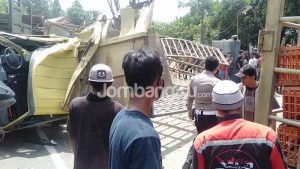 Sasak Truk Gandeng, Truk Terguling dan Timpa Dua Pemotor di Pulorejo Jombang