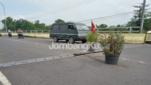 Loh ! Warga Pasang Pot Bunga Tengah Jalan Jembatan Tenggor Jombang, Ada Apa?