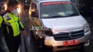 Banting Setir, MSD Tabrak Mobil di Mojokrapak Jombang