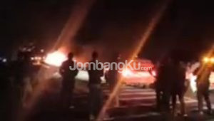 Breaking News : Mobil Ambulans Terbakar di Tol Tembelang Jombang