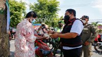 Hebat! Polisi Jombang Ini Lakukan Operasi Yustisi Sambil Kasih Nasi Bungkus