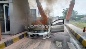 Ada Grand Livina Terbakar Gerbang Tol Jombang-Mojokerto, Kok Bisa