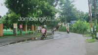 Awas Jalan Ngumpul Jombang Rusak dan Ada Air, Ini Kondisinya