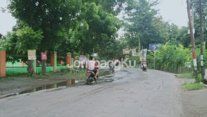 Awas Jalan Ngumpul Jombang Rusak dan Ada Air, Ini Kondisinya