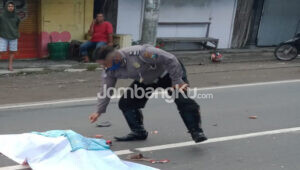 Menyalip Kendaraan Lain, Eh Terjatuh, Ibu Asal Jipurapah Jombang Meninggal Dunia