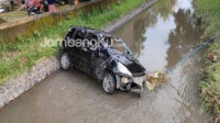 Nahas, di Jombang Mobil Jazz Hancur Terjun Bebas Kesungai