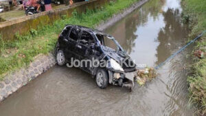 Nahas, di Jombang Mobil Jazz Hancur Terjun Bebas Kesungai