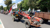 Naiki Traktor, Puluhan Petani Geruduk Pemkab Jombang