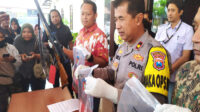 Wakapolres Jombang dan Kasat Reskrim Polres Jombang ketika jumpa pers soal penembakan dan penganiayaan hingga korban tewas
