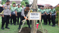 Usai Baksos Personel Eks Brimob Nusantara Polres Jombang, Tanam Pohon Pule Untuk Penghijauan