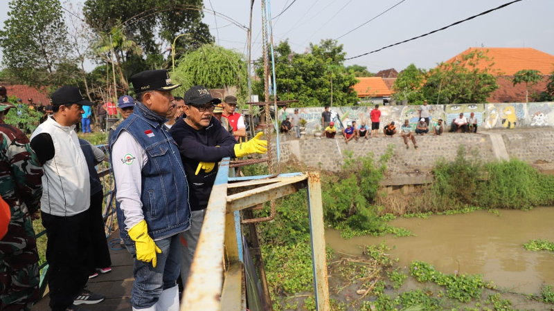 Pj Bupati Jombang Sugiat Pimpin Aksi Bersih Sungai di Sumobito