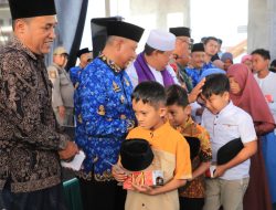 Disambut Lantunan Sholawat Ibu-ibu Muslimat, Sugiat Salurkan Santunan Anak Yatim di Desa Ceweng