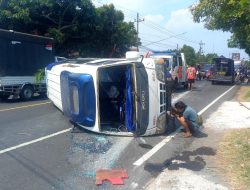 Mobil Rombongan Pesilat Jombang Terguling Saat Hendak ke Luar Kota