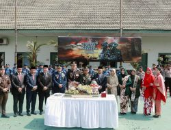 Perkokoh Solidaritas dan Soliditas, Polres Jombang Beri Kejutan Nasi Tumpeng di HUT TNI Ke 79