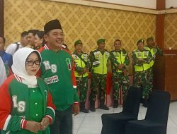 Mundjidah Sumrambah Kompak Tampil Kece Pakai Jaket Ijo Abang Pada Debat Terakhir Pilkada Jombang