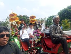 Kirab Menuju Lokasi Kampanye Akbar, Mundjidah-Sumrambah Tampil Barkharisma Menyapa Warga Jombang