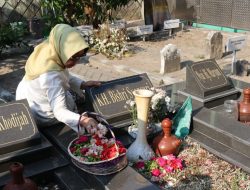 Masa Tenang Pilkada, Mundjidah Ziarah Makam Orang Tua dan Pendiri NU