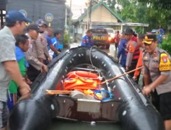 Polres Jombang dan Polairud Polda Jatim Lakukan Patroli di Lokasi Banjir