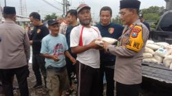 Polsek Jombang Kota Sapa Tukang Becak, Bagikan Sembako dan Ajak Buka Bersama