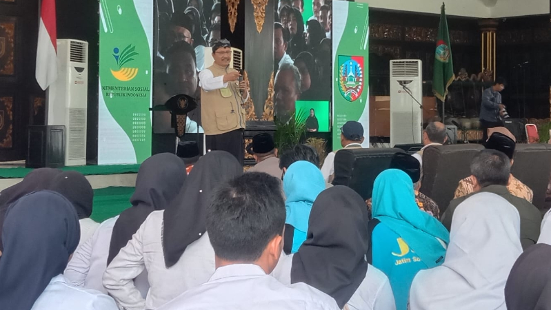 Menteri Sosial RI Syaifullah Yusuf atau Gus Ipul, di Pendopo Kabupaten Jombang, Jawa Timur, Minggu (9/3/2025).