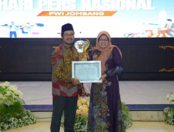 PWI Jombang Award 2025: Bu Nyai Ika Dinobatkan sebagai Tokoh Penggerak Pelestarian Lingkungan Berbasis Pesantren