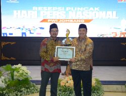 PWI Jombang Award 2025: Warsubi Dinobatkan sebagai Pemimpin Kreatif dan Inovatif Bidang Ketahanan Pangan
