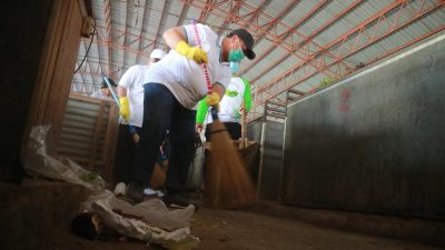 Hari Lingkungan Sedunia, Bupati Warsubi Sapu Pasar Hingga Berikan Edukasi Bahaya Sampah Plastik