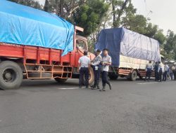 Petugas Gabungan Sosialisasi Zero ODOL, Hentikan Truk Kelebihan Muatan yang Melintas di Jombang