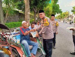 Hangatnya Kebersamaan, Polsek Jombang Berbagi Paket Sembako dan Buka Bersama Abang Becak
