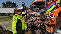 Seruduk Dump Truk, Sopir dan Kenek Truk Pengangkut Paket Tewas di Tol Jombang