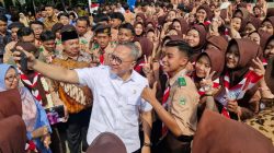 Bak Bestie dengan Pelajar di Jombang, Menko Zulkifli Hasan Didampingi Abah Bupati Tinjau Pelaksanaan MBG